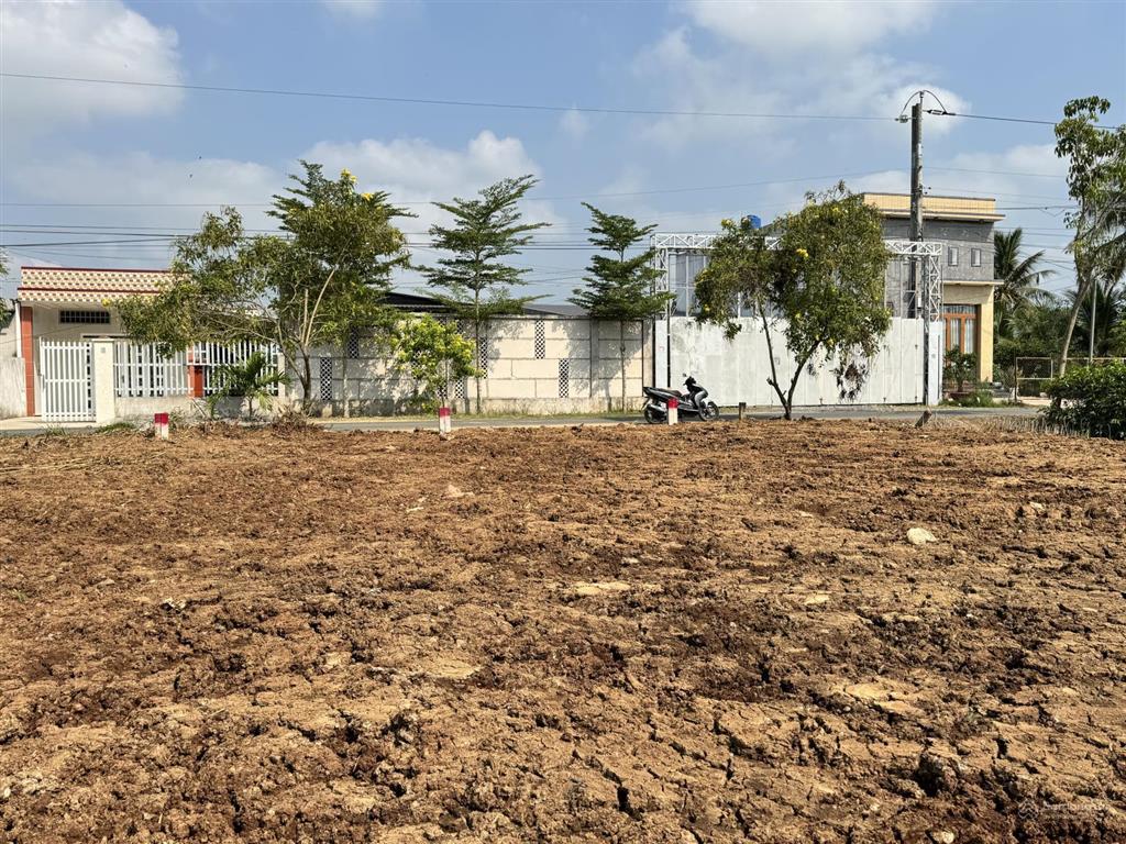 Mặt tiền buôn bán  gần chợ, khu công nghiệp  đất ko mồ mã, ko quy hoạch
