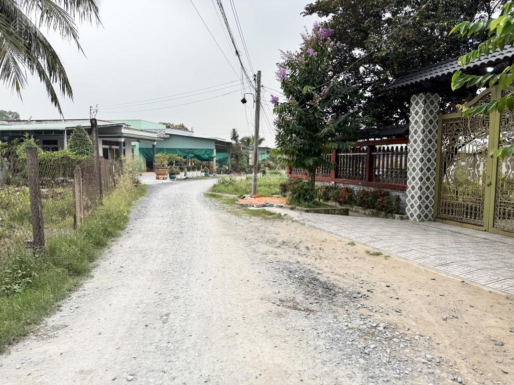 6,5 x 39m (full thổ)  đường đá xanh xe tải, gần ql1a  khu đông dân