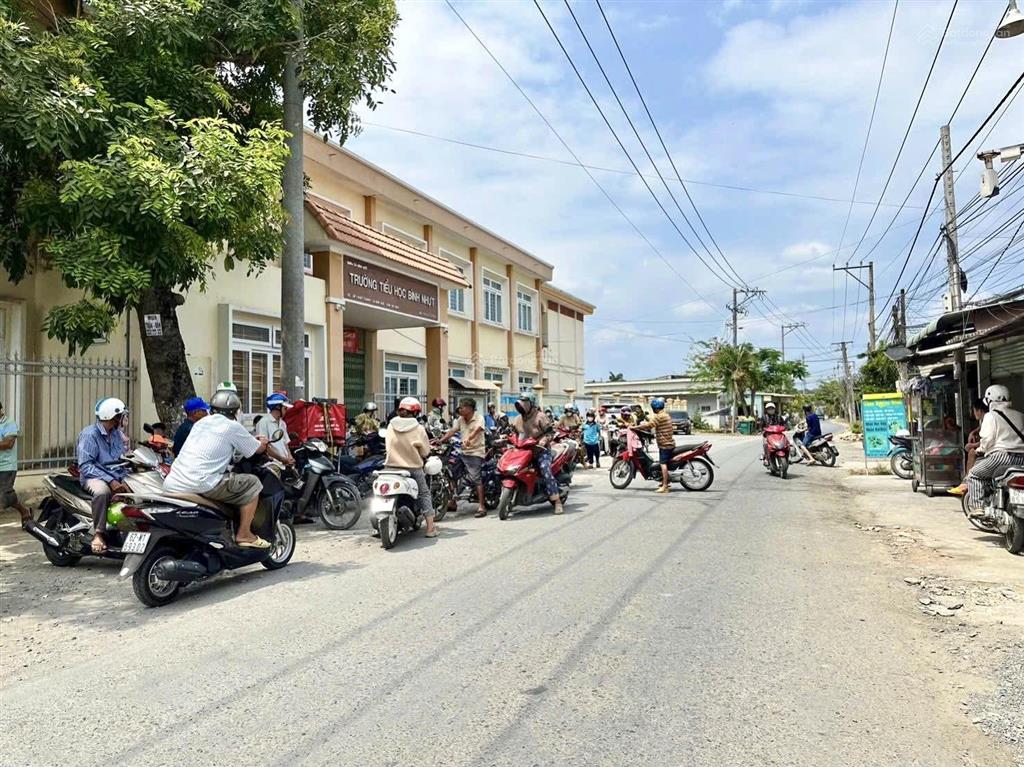 Góc 2 mặt tiền đường nhựa  gần khu hành chính xã, trường học  sổ riêng, ko quy hoạch