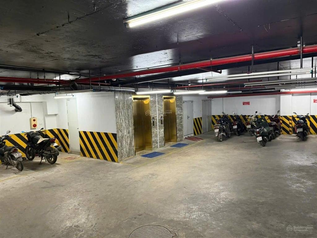 Chính chủ bán toà nhà ô tô tránh  tòa văn phòng  8 nổi  1 hầm 300m2