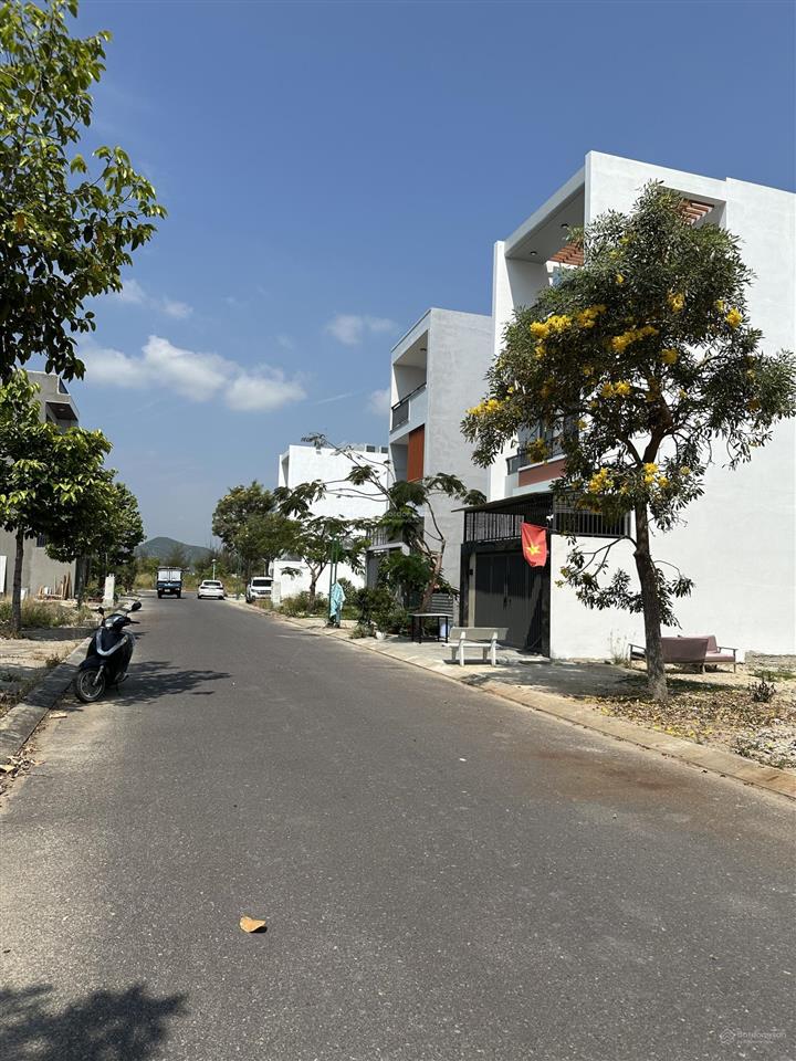 Cho thuê nhà nguyên căn full nội thất khu đô thị hoàng long, nam nha trang. giá 20 triệu/ tháng