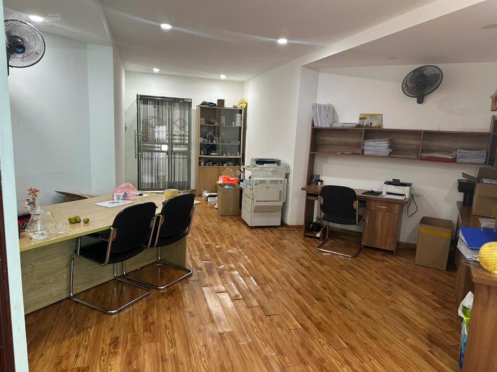 Cho thuê nhà 10.2 tòa licogi 19, nội thất cơ bản, 2 điều hòa, bình nóng lạnh, tủ bếp