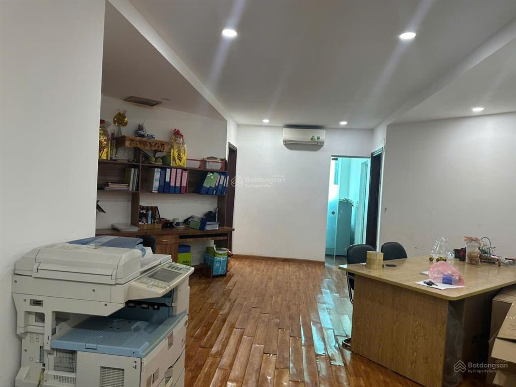 Cho thuê nhà 10.2 tòa licogi 19, nội thất cơ bản, 2 điều hòa, bình nóng lạnh, tủ bếp