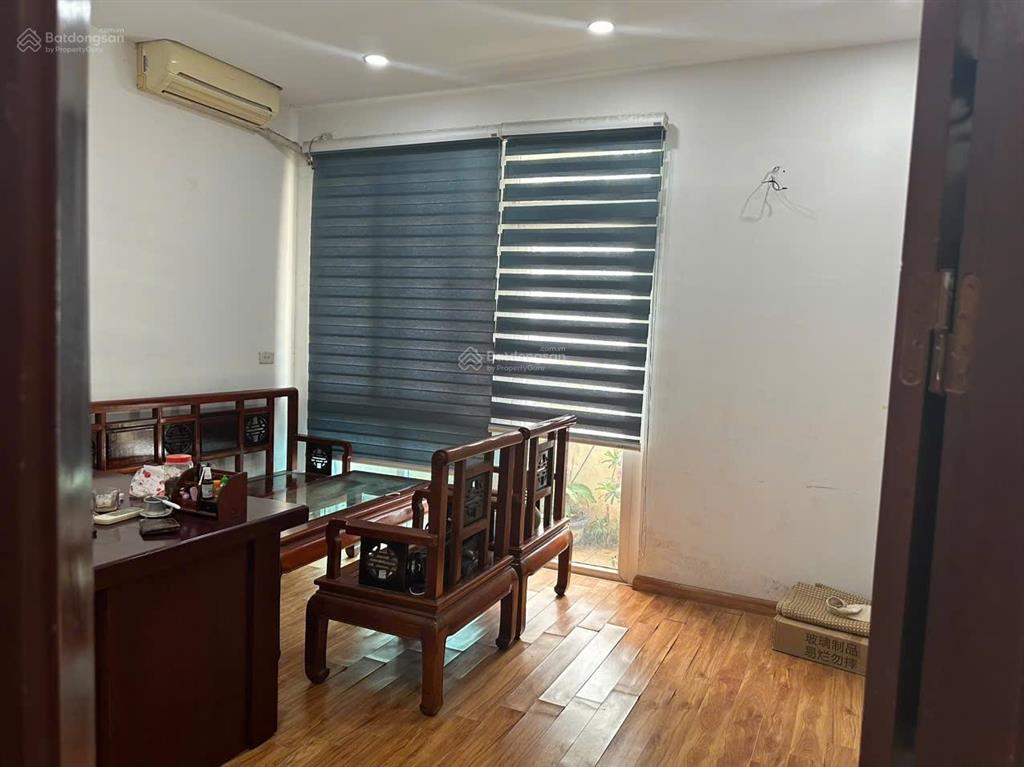 Cho thuê nhà 10.2 tòa licogi 19, nội thất cơ bản, 2 điều hòa, bình nóng lạnh, tủ bếp