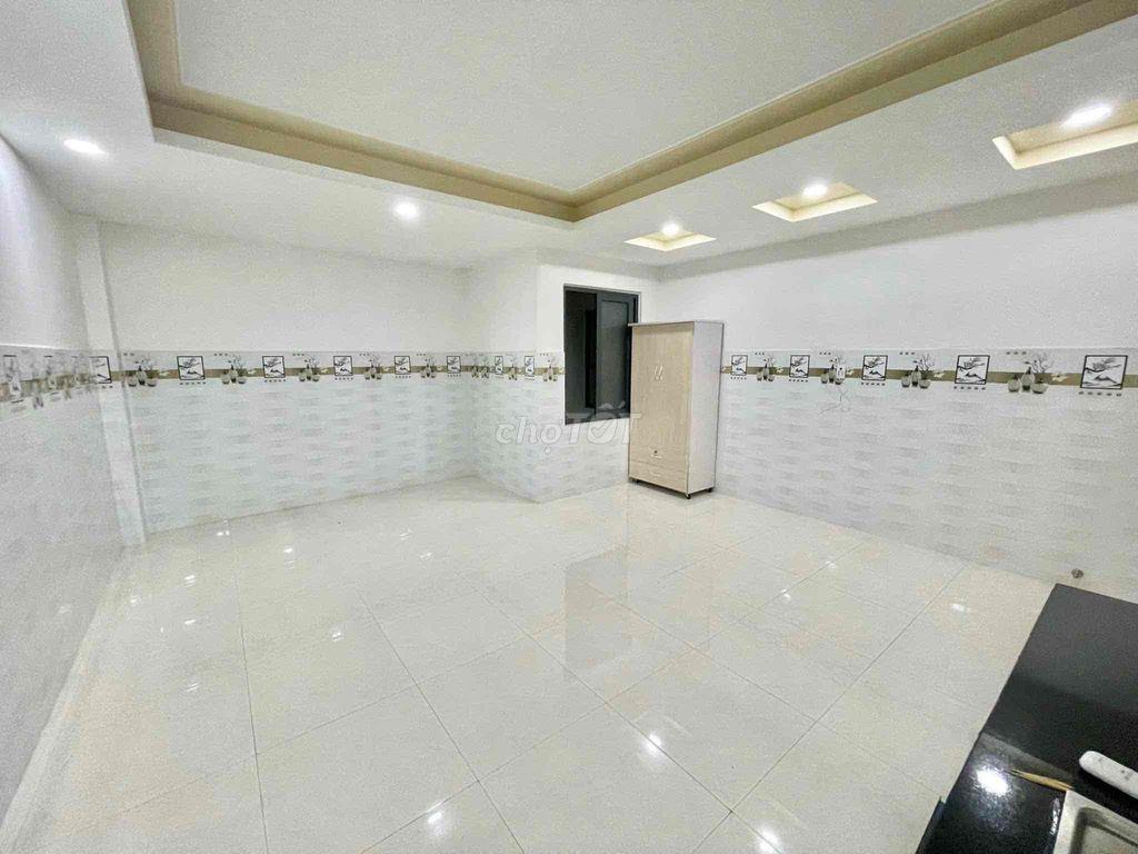 STUDIO SIÊU BỰ NGAY NGÃ TƯ GA
