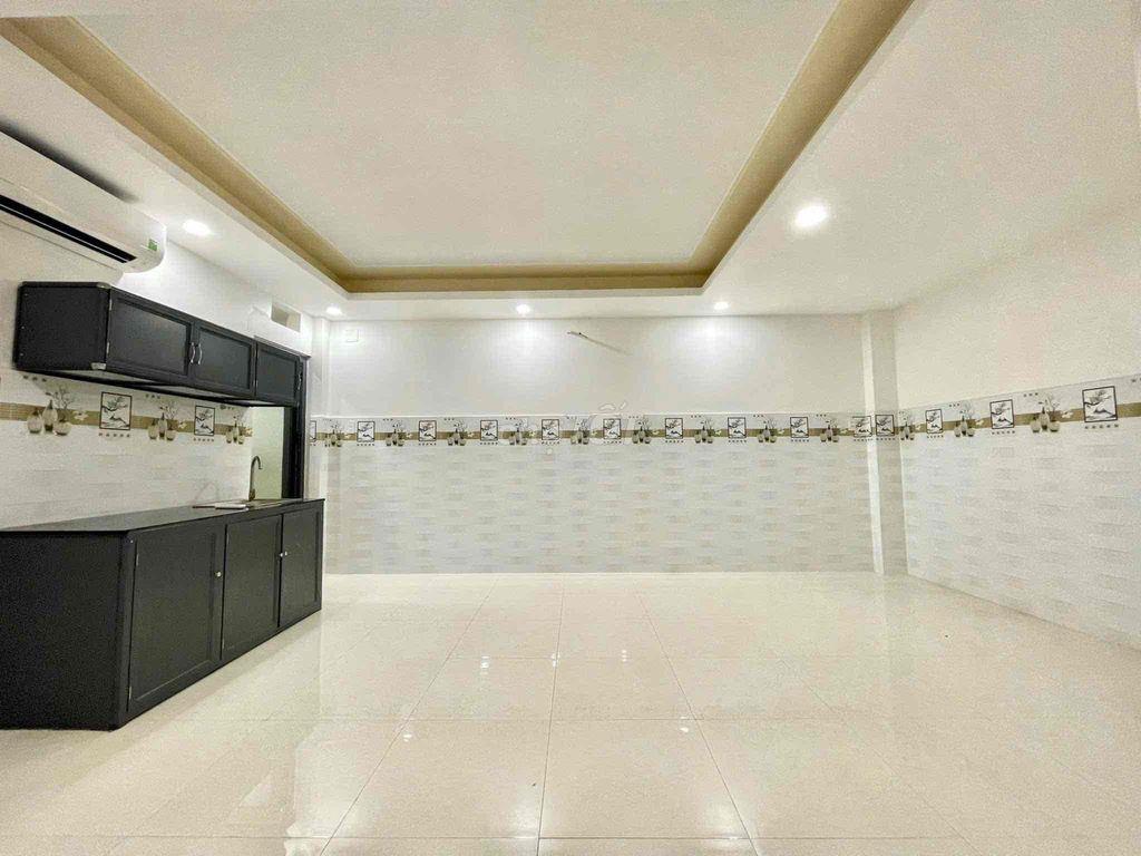 STUDIO SIÊU BỰ NGAY NGÃ TƯ GA