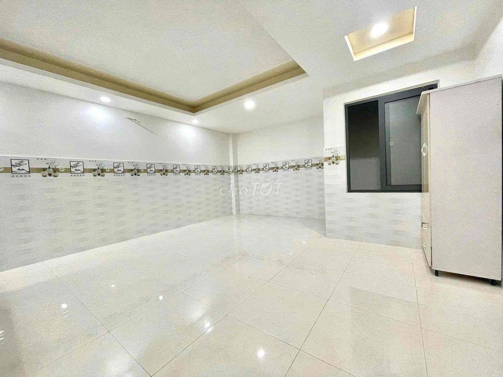 STUDIO SIÊU BỰ NGAY NGÃ TƯ GA