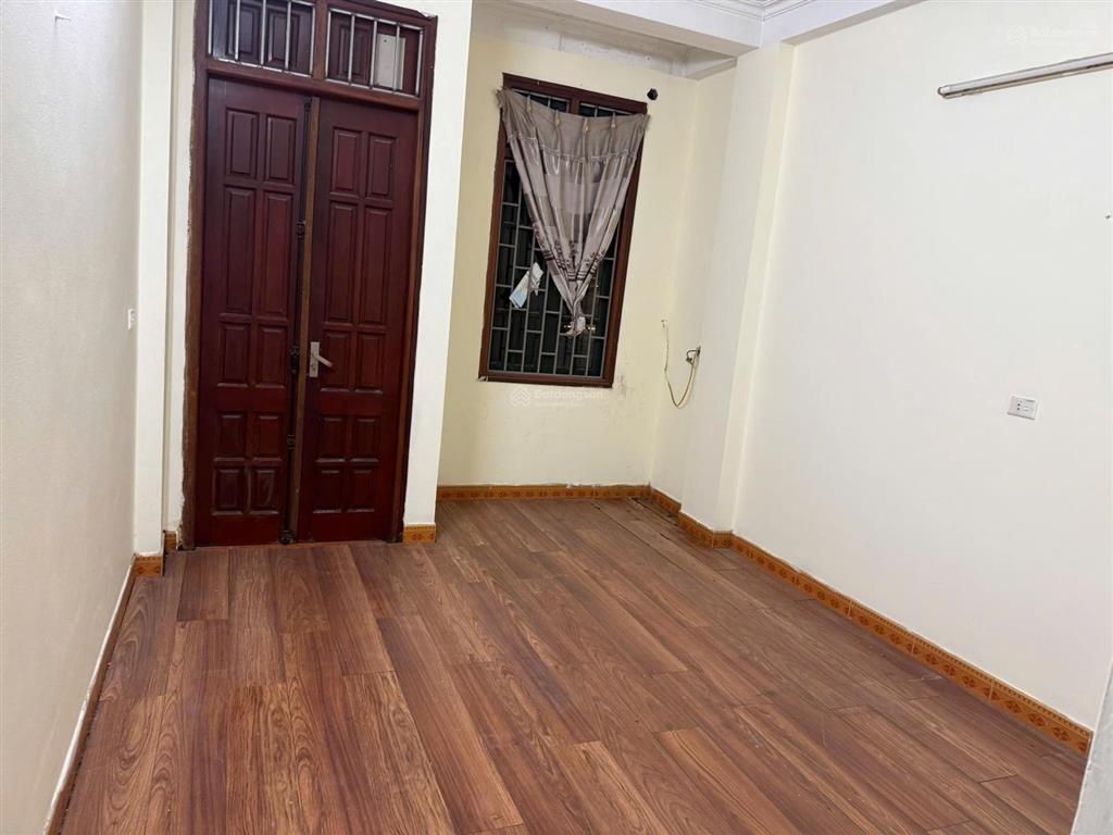 Cho thuê thúy lĩnh, 3 tầng 1 tum, ô tô đỗ cửa, rộng rãi, 15 triệu, vào ngay