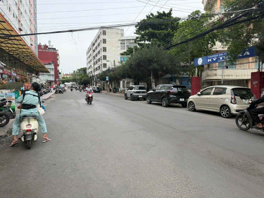 Cần bán căn hộ Napoleon, gần biển Hòn Chồng, đối diện ngay Đại học Nha Trang
