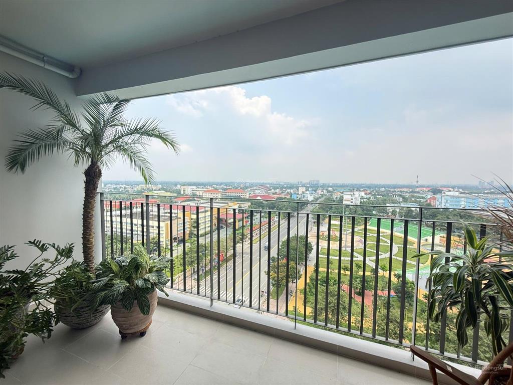 Bán 3pn 113m2 giá 4.69 tỷ, sẵn sổ hồng, sẵn giường tủ, view ủy ban, tầng cao, nhà mới 100%