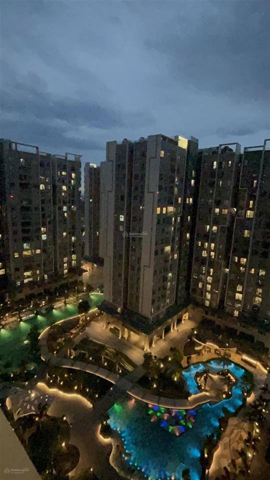Bán căn full nội thất sổ sẵn westgate 2pn 60m2, giá 2 tỷ 85 full 102%, view hồ bơi