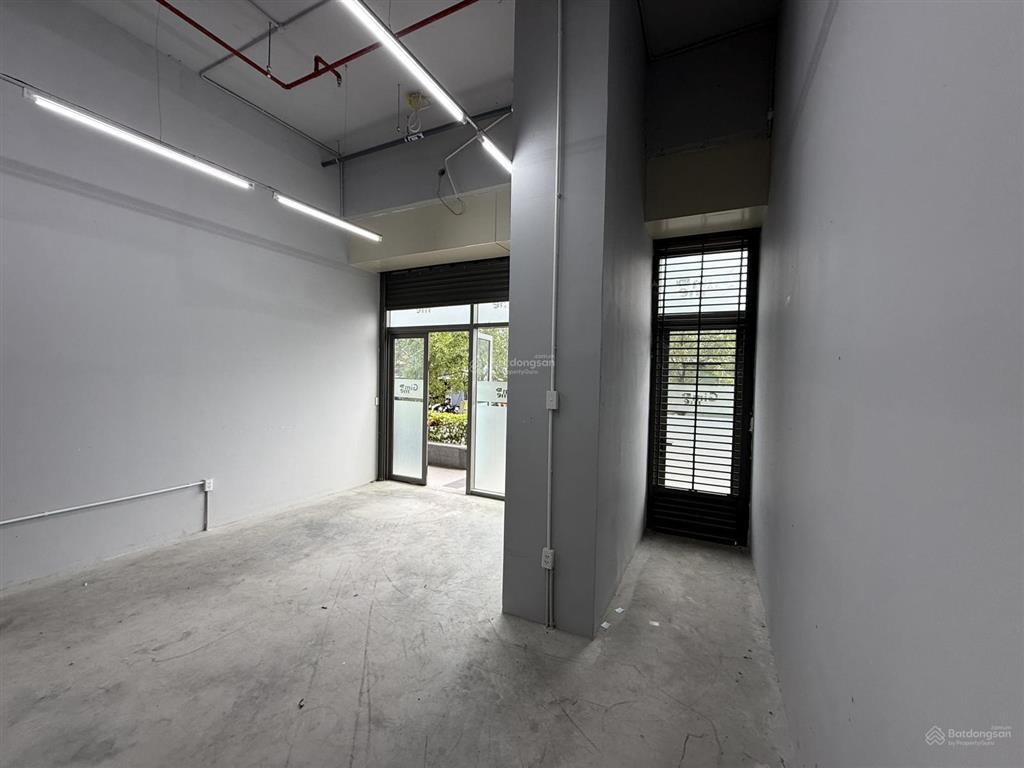 Cho thuê shophouse thương mại giá 15tr  sẵn 2 lầu, hoàn thiện sẵn 100% cc westgate