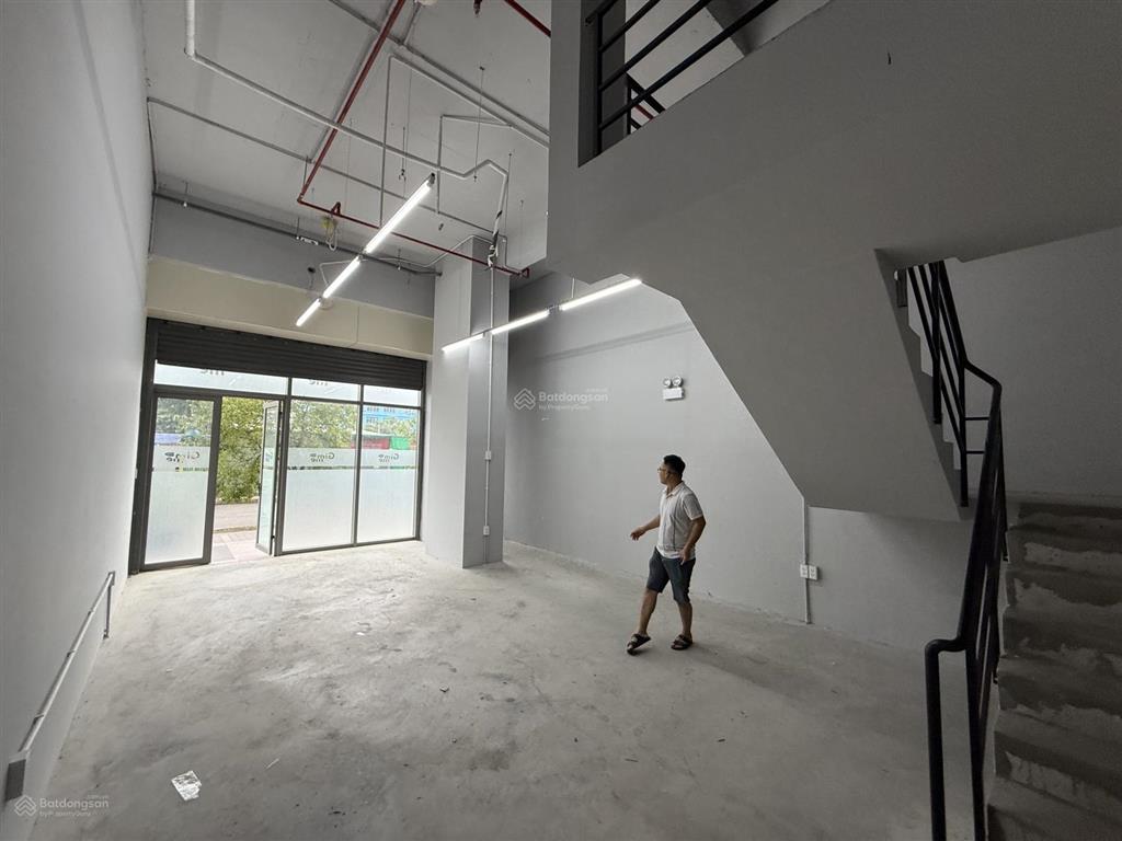 Cho thuê shophouse thương mại giá 15tr  sẵn 2 lầu, hoàn thiện sẵn 100% cc westgate