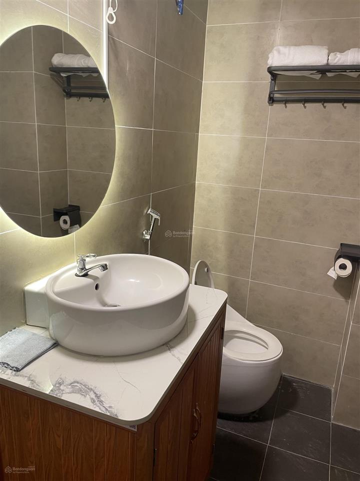 Căn hộ gần chợ bến thành, lầu 2 có thang máy