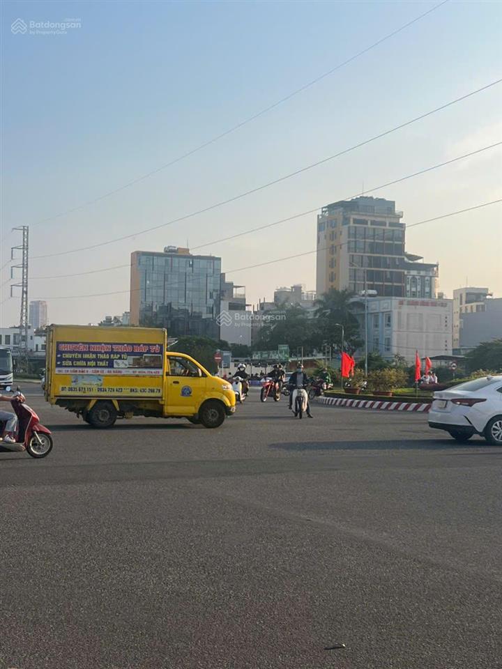 Bán khách sạn 8 tầng khu biển phạm văn đồng  đường loseby  khai thác tốt