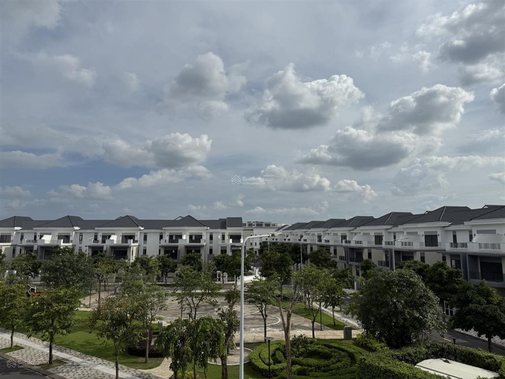 Bán nhanh căn bt song lập đối diện công viên giá tốt thị trường