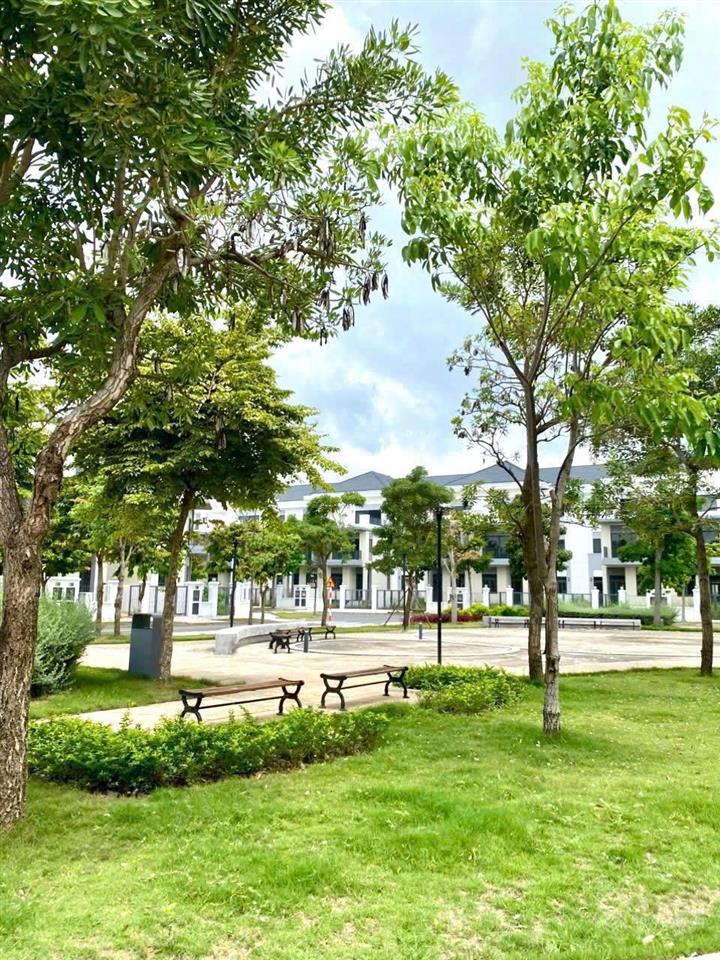 Bán nhanh căn bt song lập đối diện công viên giá tốt thị trường