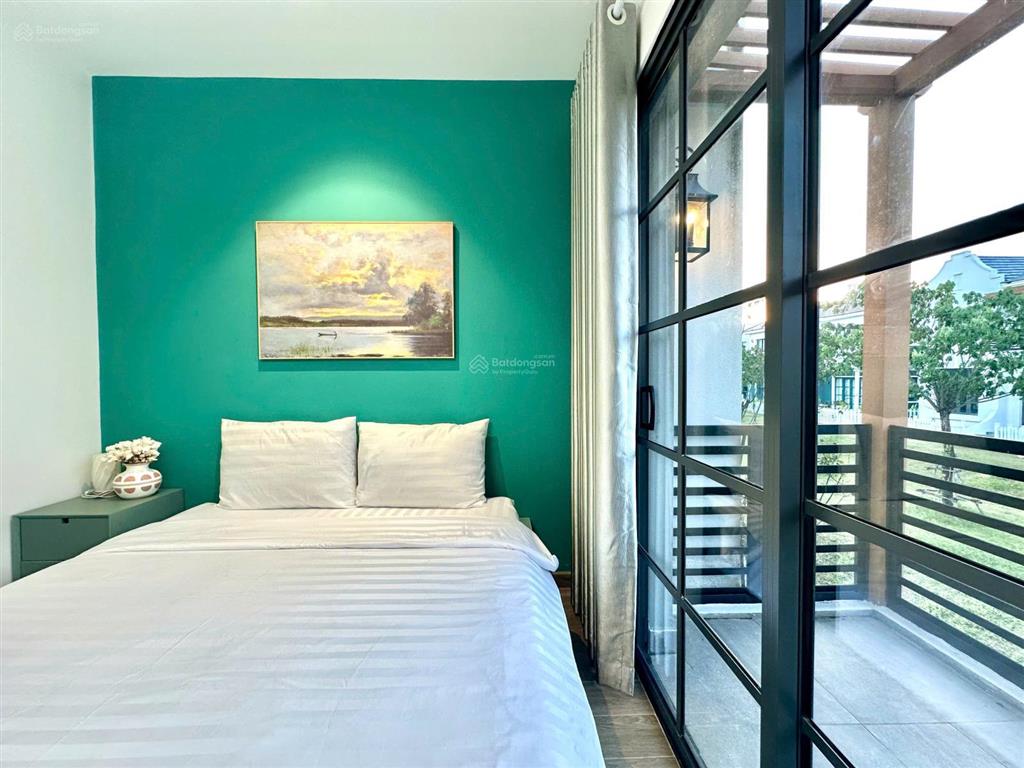 Gấp gấp! chuyển nhượng biệt thự full nội thất 3pn giá 4,8 tỷ (bao thuế phí) gần sát hồ bơi