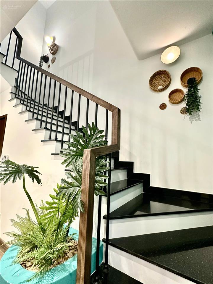 Gấp gấp! chuyển nhượng biệt thự full nội thất 3pn giá 4,8 tỷ (bao thuế phí) gần sát hồ bơi