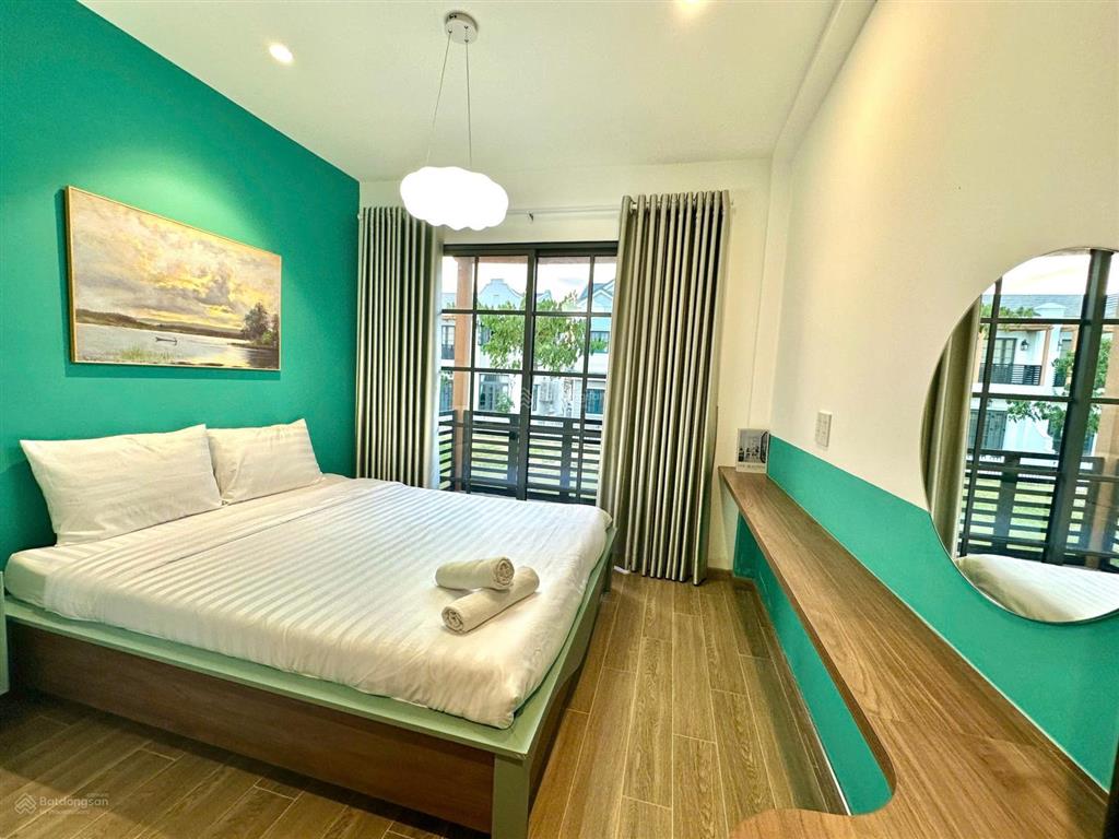 Gấp gấp! chuyển nhượng biệt thự full nội thất 3pn giá 4,8 tỷ (bao thuế phí) gần sát hồ bơi