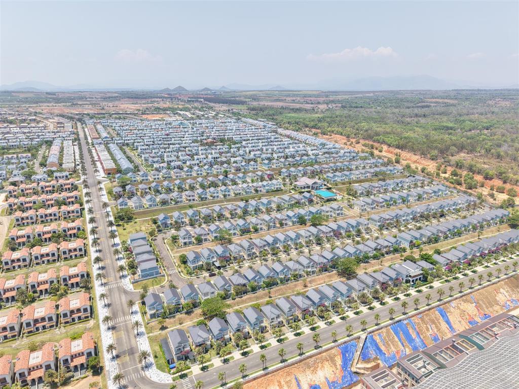 Chuyển nhượng biệt thự song lập giá 5.2 tỷ tặng nội thất cao cấp  0966 765 ***
