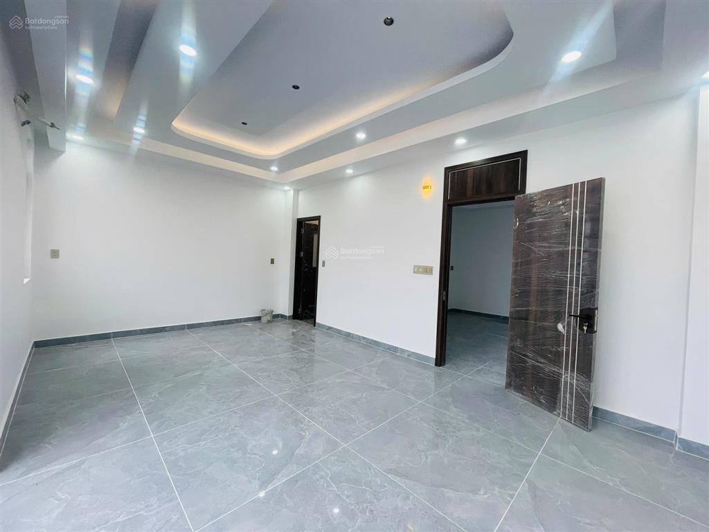 Nhà mới 4 lầu 102m2 ngang (6,3x16,2)  cạnh kdc hồng long  quốc lộ 13  đường xe hơi  thủ đức