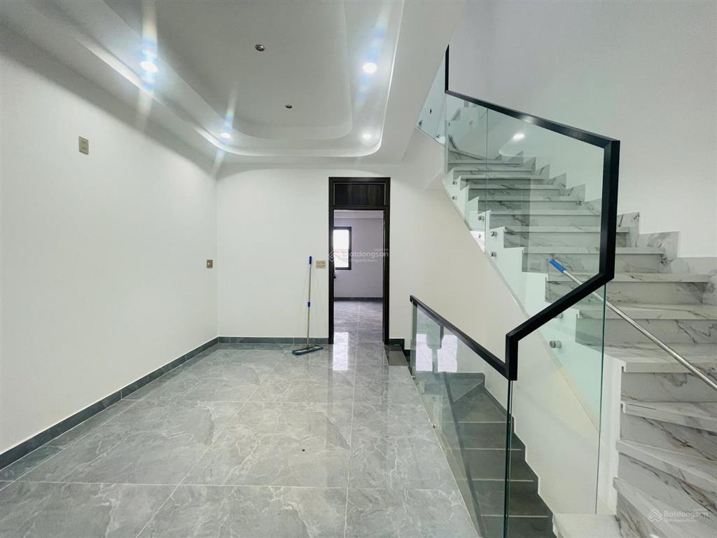 Nhà mới 4 lầu 102m2 ngang (6,3x16,2)  cạnh kdc hồng long  quốc lộ 13  đường xe hơi  thủ đức