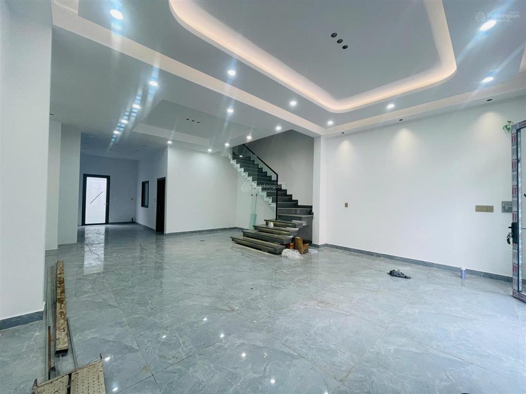 Nhà mới 4 lầu 102m2 ngang (6,3x16,2)  cạnh kdc hồng long  quốc lộ 13  đường xe hơi  thủ đức