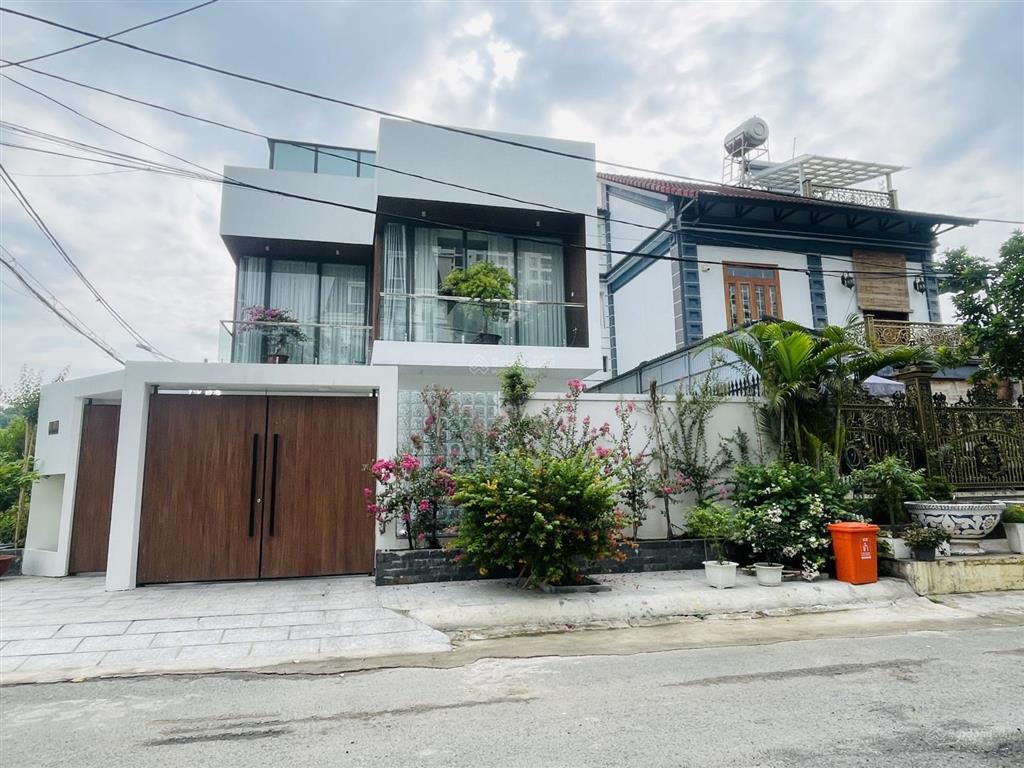 Định cư bán căn nhà biệt thự góc 2 mặt tiền tâm huyết  ngang 12m  có hồ bơi ngay gigamall