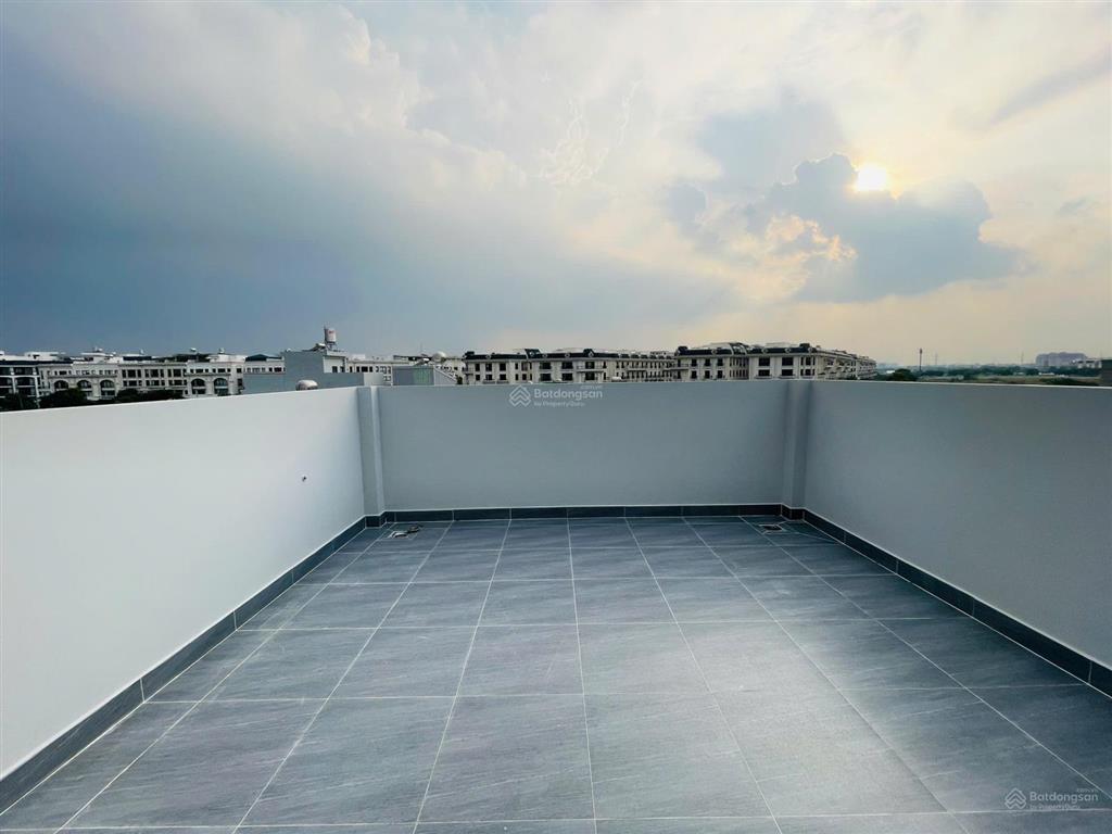 Nhà mới 5 tầng  ngay đường đinh thị thi  nhà kts thiết kế cạnh ngay vạn phúc city đường xe hơi
