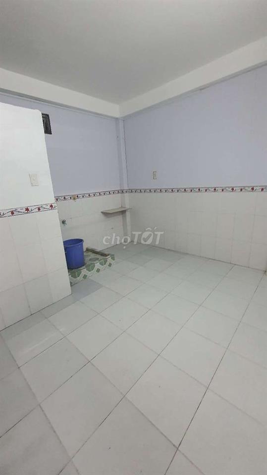 phòng trọ 18m2 đường tân Hoà đông phường Phú lâm