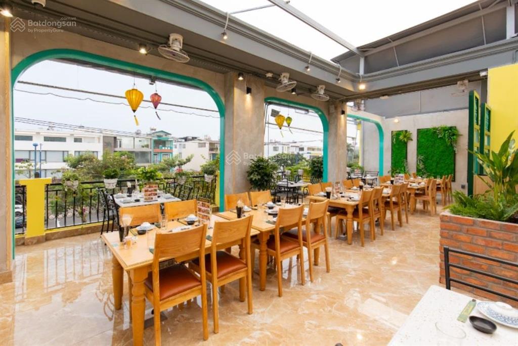 Cho thuê nhà mặt phố ngay vincom bà triệu, diện tích 720m2 tổng 3 tầng, mặt tiền 12m