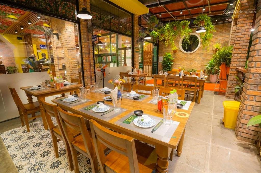 Cho thuê nhà mặt phố ngay vincom bà triệu, diện tích 720m2 tổng 3 tầng, mặt tiền 12m