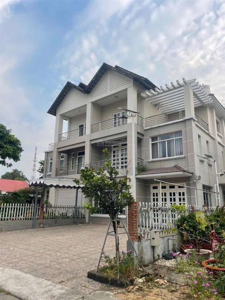 Biệt thự hoàng anh sống giữa trung tâm dĩ an