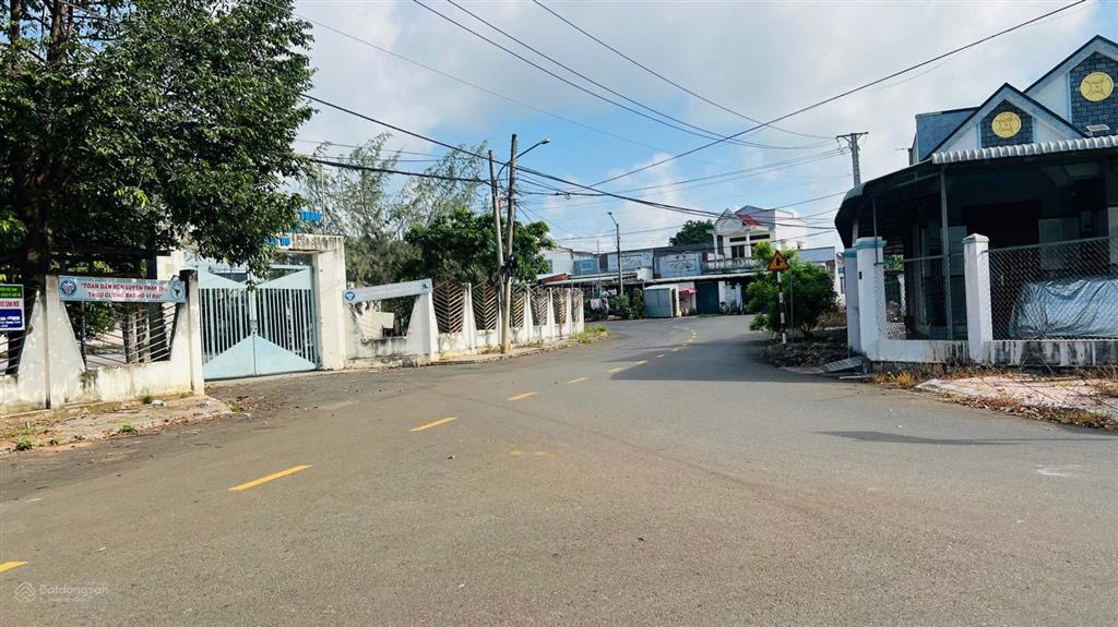 Bán lô đất trung tâm xã đất đỏ  sát trường học tiện ích bao quanh, đi biển phước hải 6km