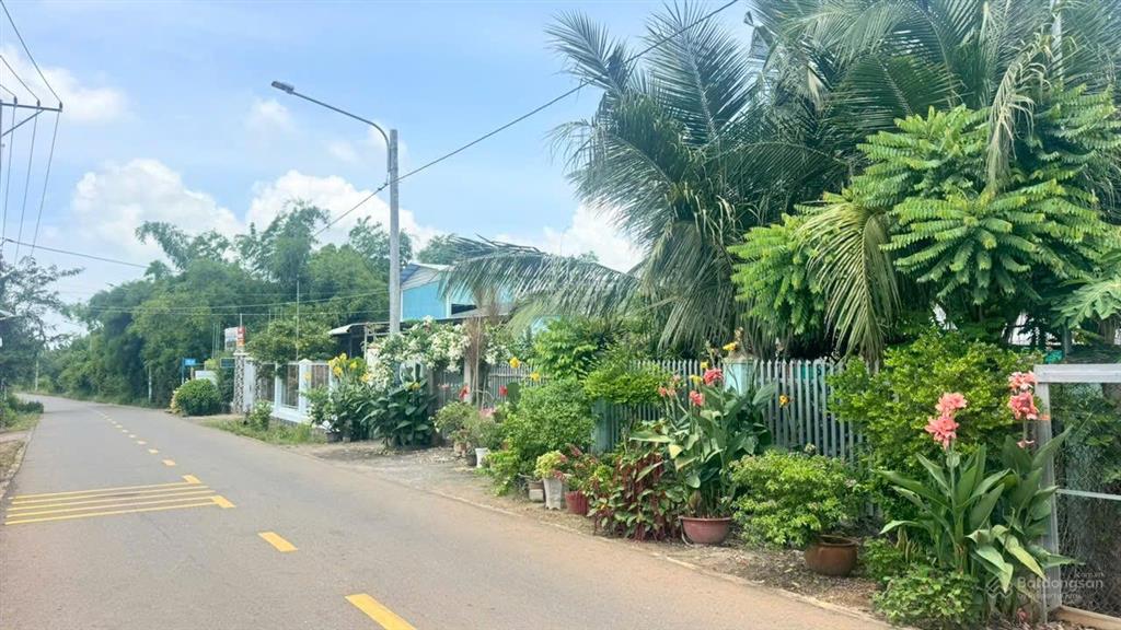 Bán lô đất trung tâm xã đất đỏ  sát trường học tiện ích bao quanh, đi biển phước hải 6km