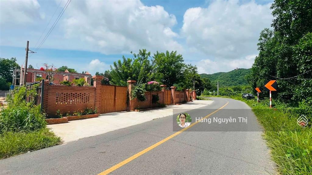 Bán đất ven biển gần chân núi minh đạm hồ sở bông  vị trí đẹp nhiều nhà vườn, giá chỉ 2 tỷ 250tr