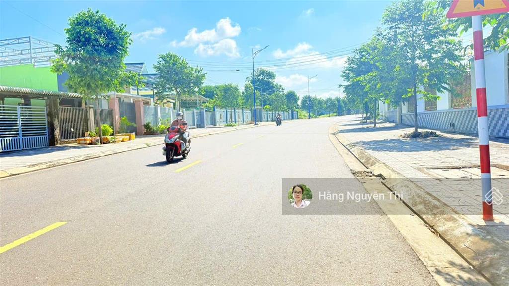 Bán đất mặt tiền đường số 2  trung tâm xã đất đỏ, ở và kinh doanh tốt, tiện ích bao quanh