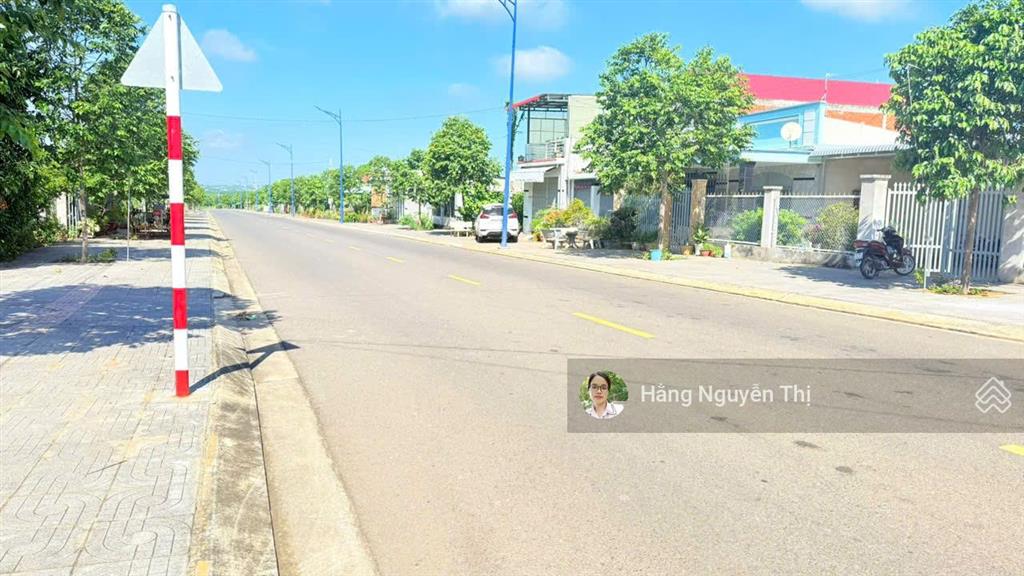 Bán đất mặt tiền đường số 2  trung tâm xã đất đỏ, ở và kinh doanh tốt, tiện ích bao quanh