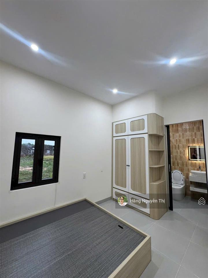 Bán căn nhà mới  đối diện cổng chính kcn đất, full nội thất, sân đậu ô tô, gần biển