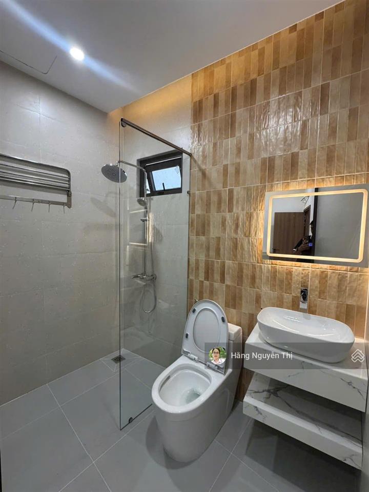 Bán căn nhà mới  đối diện cổng chính kcn đất, full nội thất, sân đậu ô tô, gần biển