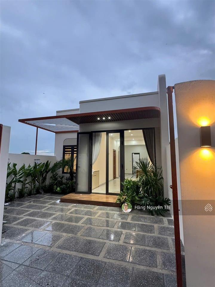 Bán căn nhà mới  đối diện cổng chính kcn đất, full nội thất, sân đậu ô tô, gần biển
