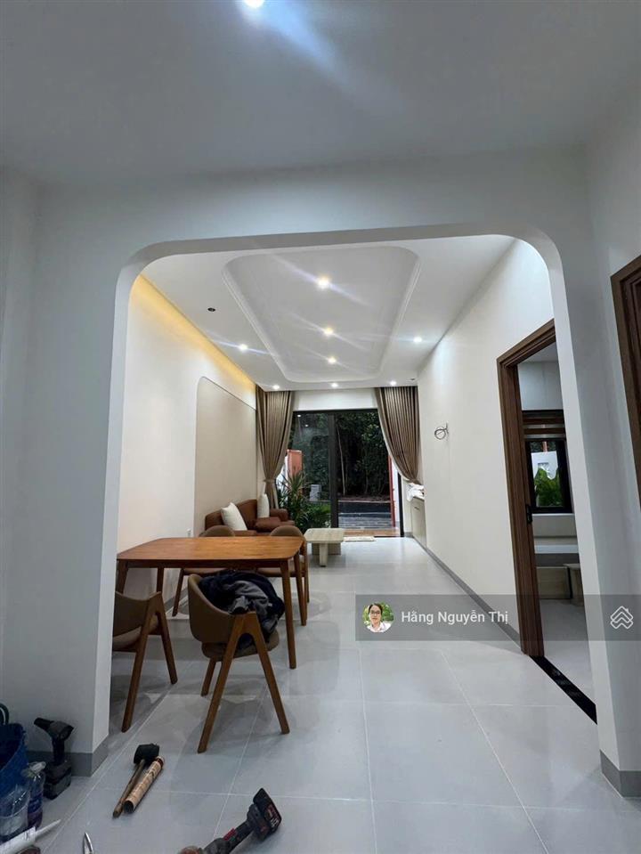 Bán căn nhà mới  đối diện cổng chính kcn đất, full nội thất, sân đậu ô tô, gần biển