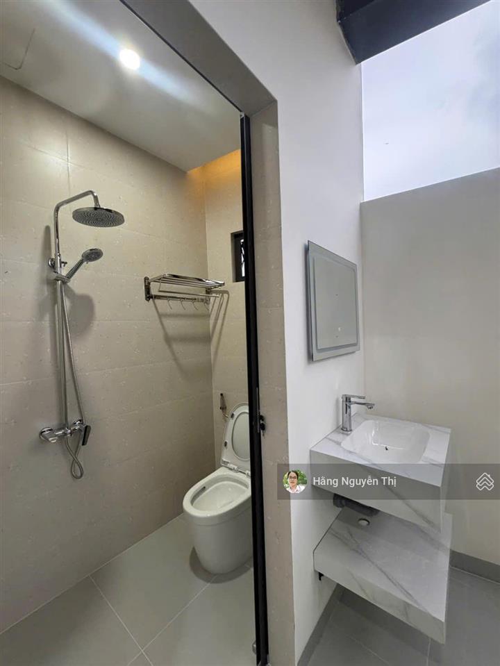 Bán căn nhà mới  đối diện cổng chính kcn đất, full nội thất, sân đậu ô tô, gần biển