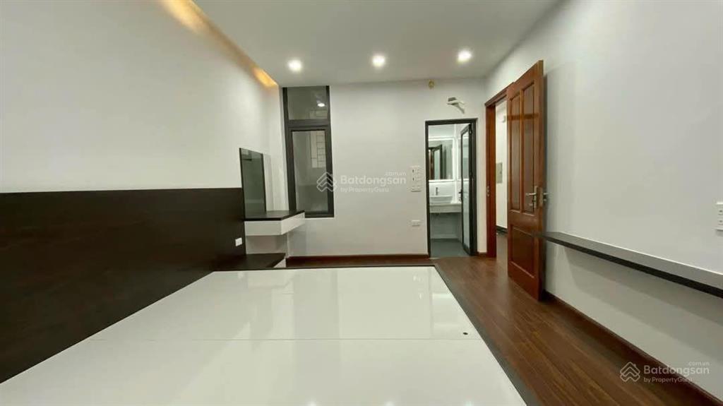 Hơn 24 tỷ sở hữu nhà 7 tầng thang máy, vỉa hè 5m, ô tô tránh kinh doanh sầm uất phố minh khai
