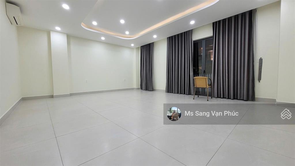 Cho thuê văn phòng 55m2 vạn phúc city, ban công, thang máy, máy lạnh, wc riêng, hầm xe. giá 8 tr