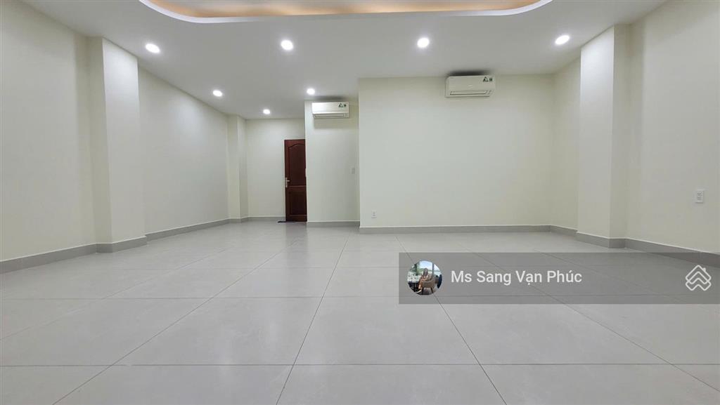 Cho thuê văn phòng 55m2 vạn phúc city, ban công, thang máy, máy lạnh, wc riêng, hầm xe. giá 8 tr