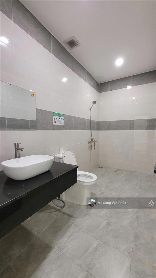Cho thuê văn phòng 55m2 vạn phúc city, ban công, thang máy, máy lạnh, wc riêng, hầm xe. giá 8 tr