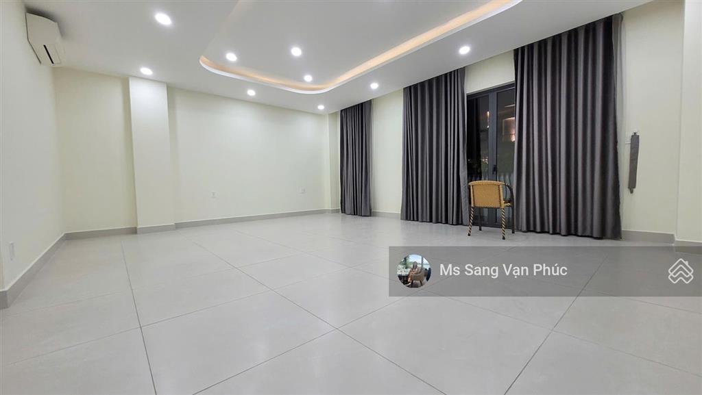 Cho thuê văn phòng 55m2 vạn phúc city, ban công, thang máy, máy lạnh, wc riêng, hầm xe. giá 8 tr
