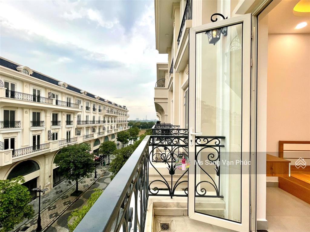 Căn hộ studio 35m2  ban công  phố đi bộ  vạn phúc. nhà nội thất mới 100%, thang máy. giá 7.9tr